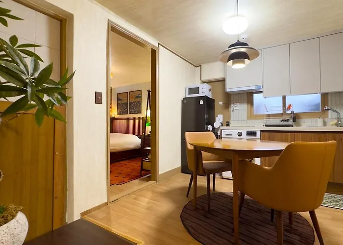 Apartamento A Wood Gallery Designed To Your Taste And A Modern Hideaway Neat Wood Interior 4-minute Walk From Yeonsinnae Station, Near The Station Seúl