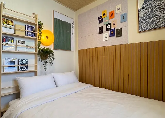 A Wood Gallery Designed To Your Taste And A Modern Hideaway Neat Wood Interior 4-minute Walk From Yeonsinnae Station, Near The Station Apartamento Seúl