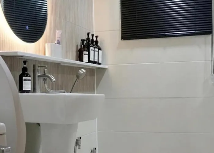 Apartamento A Wood Gallery Designed To Your Taste And A Modern Hideaway Neat Wood Interior 4-minute Walk From Yeonsinnae Station, Near The Station Seúl